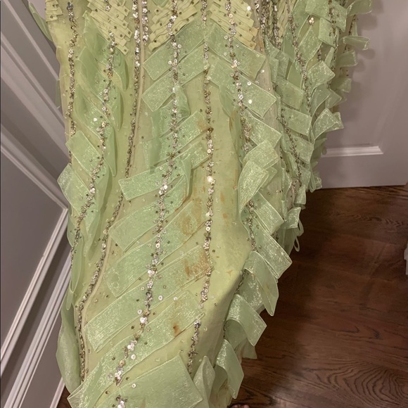 Carolina Herrera embellished gown - Picture 15 of 16